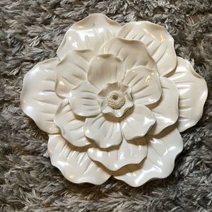 Pillowfort White flower wall decor